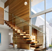 Escalier flottant moderne et garde-corps en verre trempé avec fixations métalliques apparentes, design minimaliste pour villa/maison de luxe