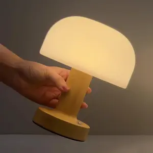 مصباح طاولة فطر خشبي لاسلكي قابل لإعادة الشحن يعمل باللمس للديكور البسيط - Product Image 3