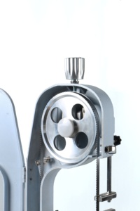 Entrega Directa de Fábrica de Nueva Máquina de Sierra de Cinta para Procesamiento de Carne con Hoja de 1650 mm, Capacidad de 180x250 mm y <span class=keywords><strong>Ruedas</strong></span> de Aluminio - Product Image 6