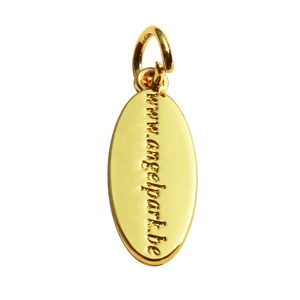 Breloques ovales personnalisées avec logos dorés et lettres estampées pour bracelets et bijoux pour femmes - Product Image 1