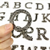 Hot New Design Logo Personnalisé Hotfix 3D Alphabet Strass Applique Lettre Fer sur Transfert Patchs Perlés