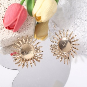 Boucles d'oreilles clous Soleil en acier inoxydable doré, bijoux de mode, boucles d'oreilles clous étoile octogonale pour femme - Product Image 6