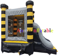 Château gonflable commercial noir et jaune rayé avec double toboggan, idéal pour les entreprises de location
