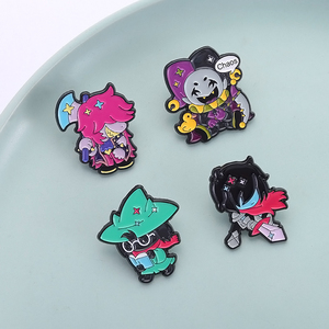 Deltarune <span class=keywords><strong>Susie</strong></span> Kris หมุดเคลือบสำหรับตัวละครในเกม RPG เข็มกลัดปกกระเป๋าเป้สะพายหลังเครื่องประดับของขวัญสำหรับแฟนๆเพื่อน - Product Image 1