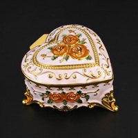 Boîte à bijoux en alliage de zinc émaillé en forme de cœur de rose, style européen, plateau de rangement vintage haut de gamme distinctif pour coiffeuse 10x9x7