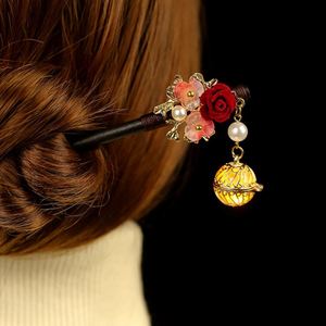 Horquilla de madera hecha a mano brillante con borla de flores y diseño de palillo chino - Product Image 4