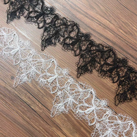 Fil de soie de poisson léger et doux avec dentelle brodée de paillettes ornant le voile de mariage et la robe décorative de la mariée