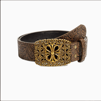 Cette ceinture rétro présente une boucle croisée en alliage noir à motifs floraux en relief et ornée de découpes argentées, d'une esthétique western classique.