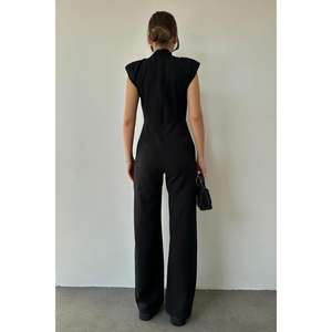 Combinaison noire à col montant en tissu tissé, coupe droite, taille naturelle, confortable, pour le travail - Product Image 1