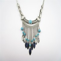 Collier bib tendance vintage en alliage de zinc plaqué argent avec pampilles et pierres turquoise serties, coloré pour femme