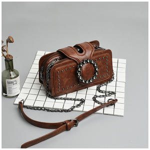 Nouveau tendance Derniers sacs à main pour filles Sac à bandoulière Sacs à bandoulière rectangulaires de style punk avec chaîne en métal - Product Image 5