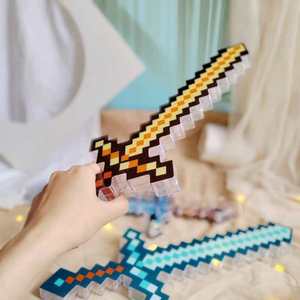 My MC World <span class=keywords><strong>Mini</strong></span> World Mosaic Glow Crystal Sword Arma de juguete Diamond Sword Pick Hecho de plástico Inspirado MC Game Fantasy Sci-Fi - Product Image 4