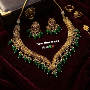 Conjunto de collar tipo gargantilla chapado en oro antiguo tradicional con forma de V tallada, flecos de perlas blancas y pendientes a juego. - Product Image 3