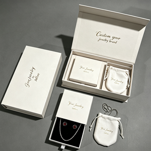 Scatola Regalo per Gioielli Personalizzata a Basso Prezzo in Cartone UV Goffrato con Materiale Riciclato, Set Mini Anello, Collana e Bracciale per Ragazze - Product Image 1