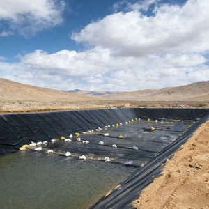 Géomembrane HDPE LDPE LLDPE texturée lisse imperméable anti-infiltration ASTM pour les applications de décharge et minières Irgin - Product Image 1