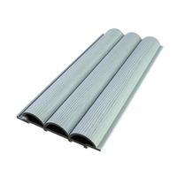 Panneaux muraux de luxe imperméables et ignifuges en WPC pour le revêtement extérieur de la maison en bois composite résistant aux UV
