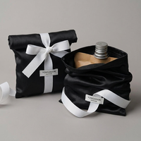 Pochette en satin rose poudré de qualité supérieure avec logo personnalisé et nœud en ruban gros-grain pour emballage de bijoux et extensions capillaires, idéale comme pochette cadeau