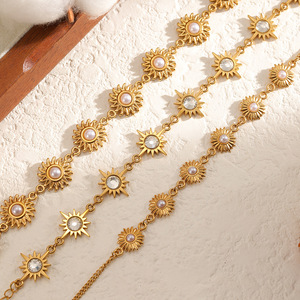 สร้อยข้อมือมุกเทียมลายดอกทานตะวัน ชุบทอง 18K ไทเทเนียมสตีล เครื่องประดับผู้หญิง ของขวัญแฟชั่น - Product Image 2