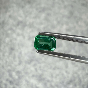 Émeraude Naturelle Zambienne 0,29 Ct Coupe Octogonale Dégradée Pierre Précieuse Verte pour Bague Sur Mesure, Pendentif et Bijoux Fins - Product Image 1