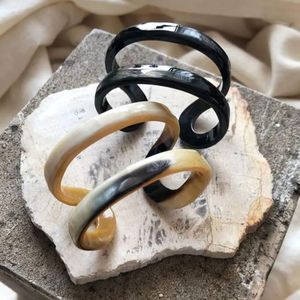 Conjunto de Brazaletes de Cuerno de Búfalo Hechos a Mano con Ágata, Acabado Pulido, Color Natural, Brazalete Abierto, Tamaños Variados, Tema Animal - Product Image 3