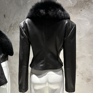 Giacca in Vera <span class=keywords><strong>Pelle</strong></span> di Pecora con Ampio Collo a Scialle, Design con Spalle Larghe, <span class=keywords><strong>Blazer</strong></span> Corto Rosa da <span class=keywords><strong>Donna</strong></span>, Autunno/Inverno 2025 - Product Image 5