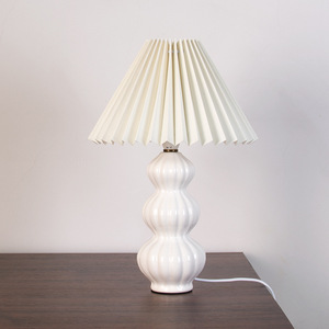 Linda Lámpara de Mesa con Pliegues de Cuadros, Base de Cerámica, Pantalla a Cuadros Rojos y Blancos, Lámpara de Escritorio Vintage para Dormitorio o Sala de Estar - Product Image 5