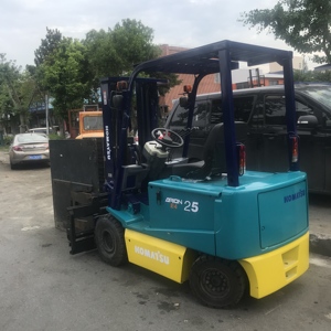 Montacargas Eléctrico Komatsu Usado de 2.5 Toneladas con Batería de Plomo-Ácido, Desplazador Lateral Eléctrico, Altura de Elevación de Horquillas de 2.2m - Product Image 3