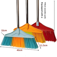 Balai en plastique durable effet soie glacée avec manche en bois et poils à dents moyennes pour usage domestique et extérieur, vente en gros