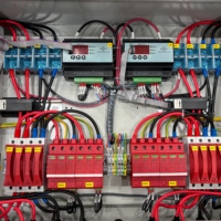 Boîtier de Combinaison PV Anti-Inversion et Anti-Foudre avec Étanchéité IP65, Conception DC 4 Entrées 1 Sortie pour une Production d'Énergie Solaire Stable