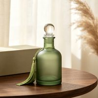 Diffuseur de parfum en verre givré vert de luxe avec bouchon en liège, flacon vide mat vert sauge pour huile aromatique