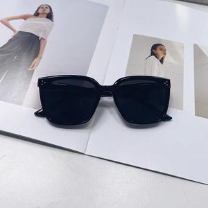 Gafas de Sol Cuadradas Palette para Mujer, Montura Negra Extra Grande, Protección UV400 con Tachuelas, Material PC Tipo 3 - Product Image 4