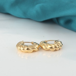Yunnique Boucles d'oreilles torsadées en acier titane plaqué or, design géométrique, bijoux pour femmes - Product Image 3