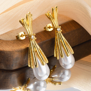 Pendientes de Perlas en Forma de Lágrima con Lazo Dorado, Hipoalergénicos, Minimalistas, para Uso Diario, Pendientes de Moda para Mujer - Product Image 1