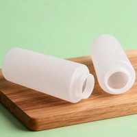 Bouteille de sauce piquante en plastique HDPE vide de qualité alimentaire avec logo personnalisé, à remplissage à chaud, sans BPA, pour sauce chili, ketchup