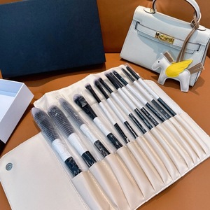 Ensemble de 12 pinceaux de luxe neufs avec pochette de voyage, pinceaux doux pour le blush, les sourcils, le contour et les lèvres, personnalisation de la marque privée - Product Image 3