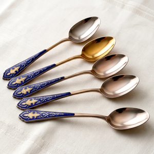 Cuillères à thé classiques en acier inoxydable avec manches en émail bleu, finition miroir plaquée or, manche long, durables, ensemble de couverts de mariage - Product Image 1