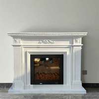 Cheminée en marbre blanc sculptée à la main avec colonne cannelée et relief floral, cadre de cheminée décoratif pour salon de villa intérieur