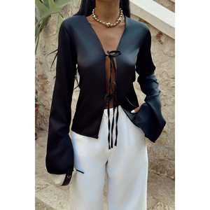 Blusa/Camisa Negra con Cierre Frontal para Mujer - Product Image 5