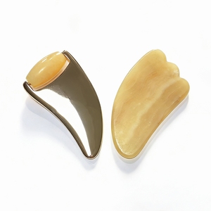 Outil de beauté combiné Rouleau de gua sha et massage en jade jaune - Product Image 3