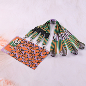 Lanière personnalisée imprimée par sublimation avec grand porte-badge assorti et boucle à dégagement rapide <span class=keywords><strong>pour</strong></span> événements et festivals de musique - Product Image 1
