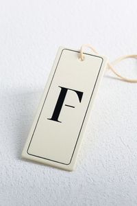 Etiquetas de papel con logotipo en relieve personalizadas de alta calidad para ropa, completas con etiquetas de nombre personalizadas, adecuadas para prendas de vestir. - Product Image 4