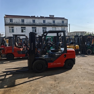 Chariot élévateur diesel Toyota 8F d'occasion en bon état, mât à deux étages, pneus pleins, 4300 kg, 0-2000 heures - Product Image 2