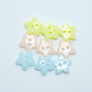 מפעל מכירה ישירה מלאי מקום בת קיימא שטוח 12 מ "מ בצורת כוכב לבן פנינים 2 חור חולצת כפתור לבגדים - Product Image 4