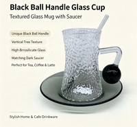Ensemble de tasses à café en verre borosilicate martelé à forme cintrée, avec poignée boule noire, forme sablier texturée, et soucoupe gris fumé classique pour le thé