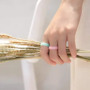 סיליקון חתונה טבעת לנשים דק להקת אופנה צבעוני נוח fit עור בטוח אצבע טבעות נשים