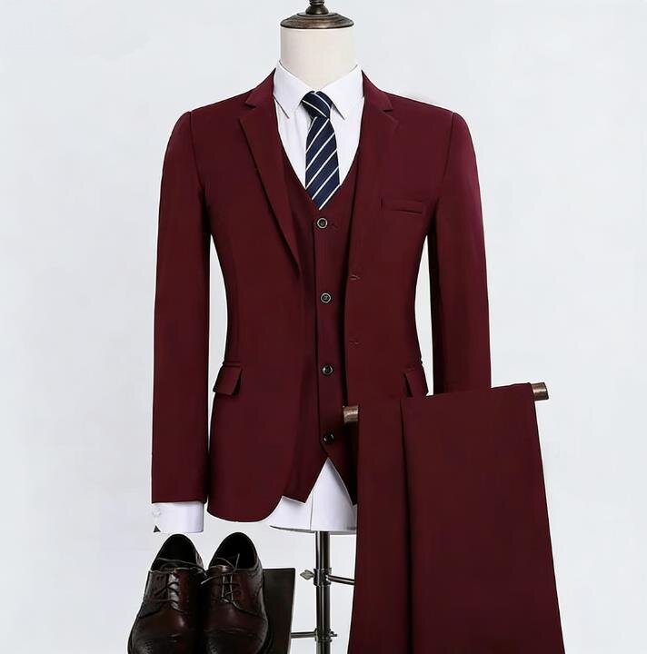Ensemble veste, chemise et pantalon bordeaux à deux boutons.
