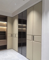 Armoire de dressing modulaire de luxe moderne sur mesure pour chambre à coucher avec éléments réglables en bois et cuir, grande capacité de rangement