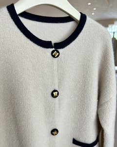 Cárdigan de Punto con Cuello Redondo, Estilo Casual y Transpirable para Mujer, en Lana/Cachemira Beige Chic, con Logotipo Frontal, para Otoño e Invierno - Product Image 2