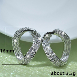 Orecchini a Perno in Cristallo Traforato Geometrico per Donne, Accessori Minimalisti ed Eleganti per Uso Quotidiano - Product Image 5