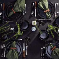 Service de vaisselle en porcelaine noire mate effet pierre, 16 pièces, jetable, compatible micro-ondes et lave-vaisselle, design moderne et robuste